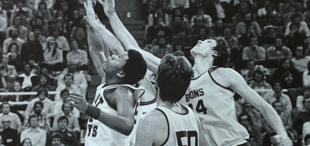 Two players jump to the net at the 1978 CIAU basketball tournament (photo in black and white)