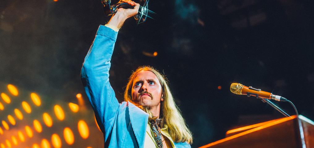 Shamus plays tambourine and keyboard onstage (photo by Mat Dunap)